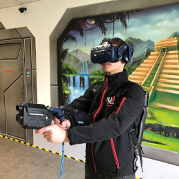 Jeune homme jouant à un jeu de réalité virtuelle (VR) aux Sables d'Olonne (85)